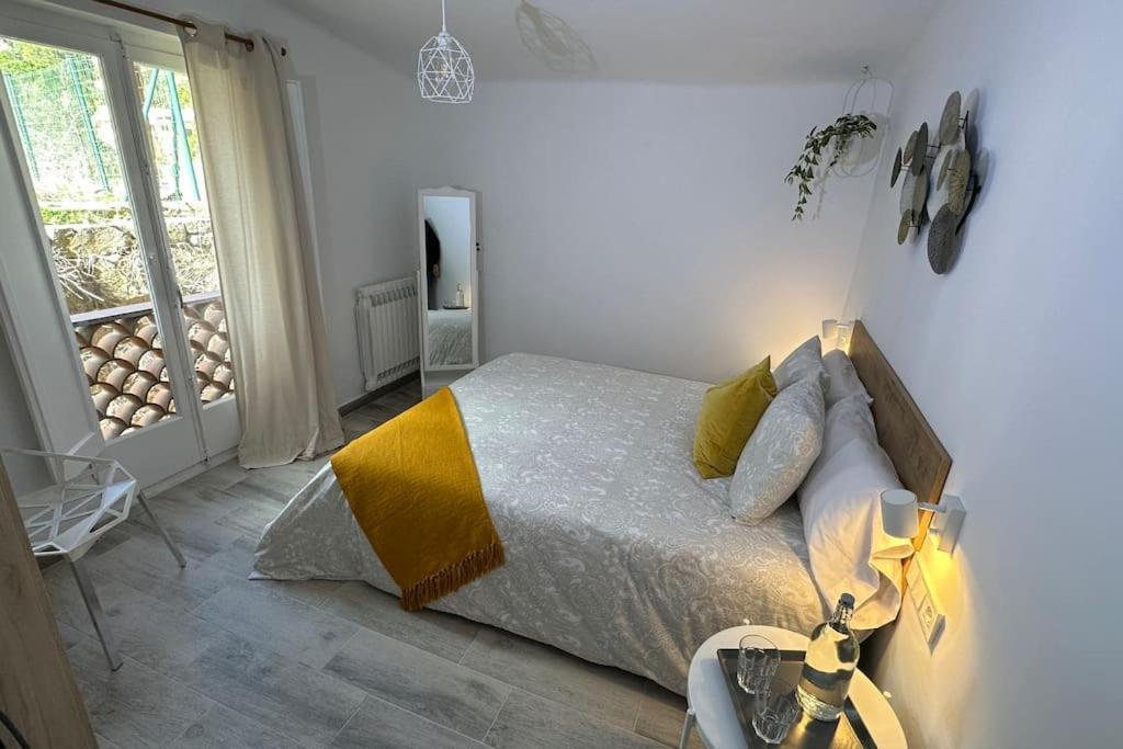 Habitacion Roca Foradada En Casa Cami De Les Aiguees Monistrol De Montserrat Bagian luar foto